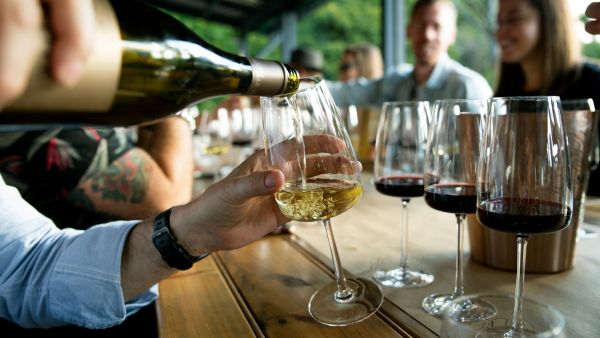 Évitez ces Erreurs pour Parfaire Votre Dégustation de Vin