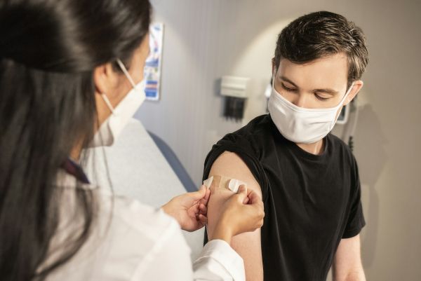 Vaccinations et Conseils Médicaux pour Voyageurs : Préparez Votre Santé Globale